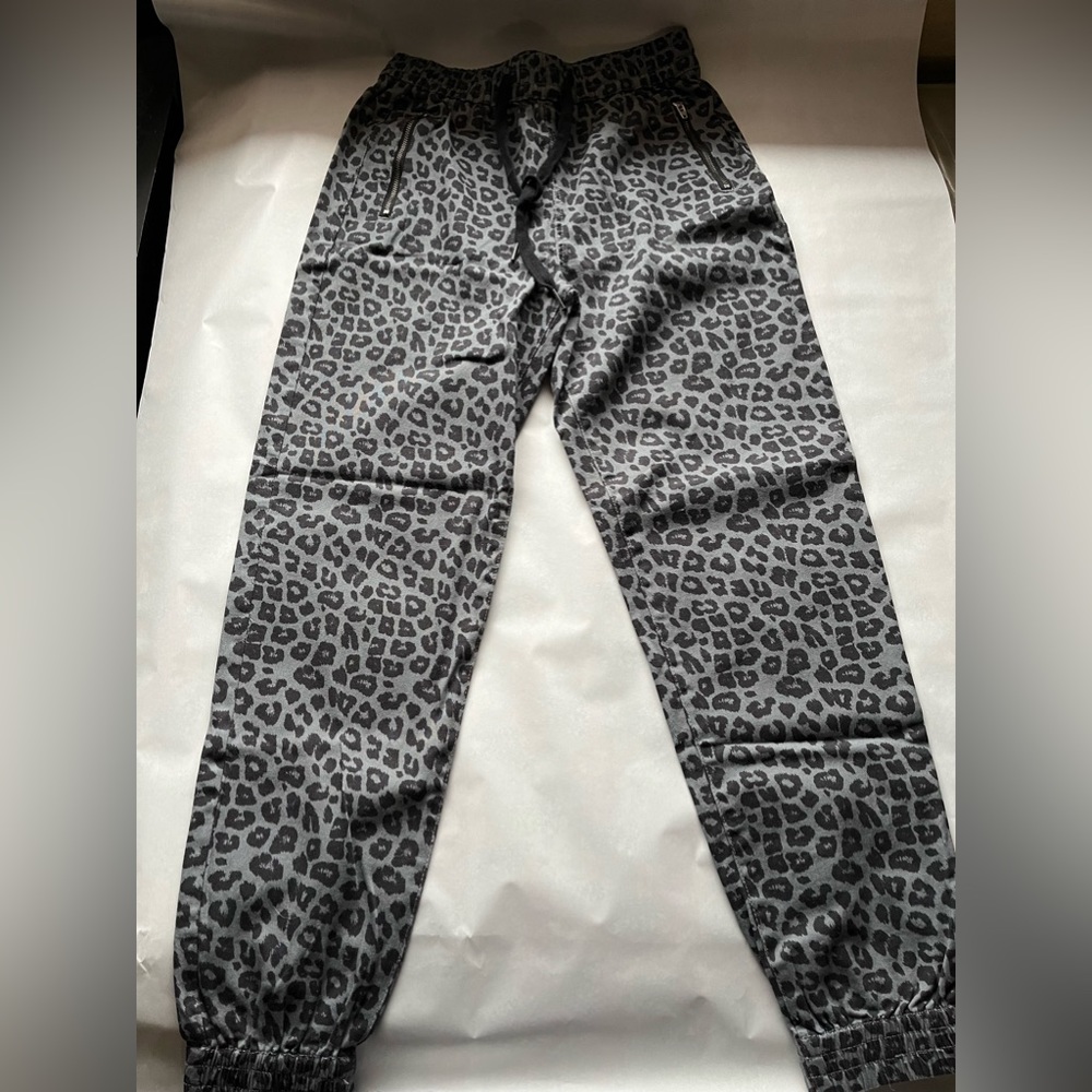 Celebrity pink: curvy jogger leapord print high rise pants NEVER WORN